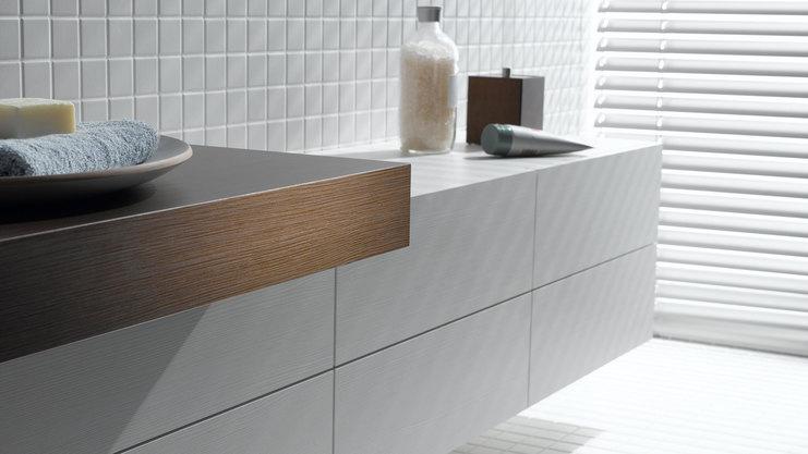 Detailaufnahme eines weißen Waschtischunterschrankes mit dunkler Waschtischplatte