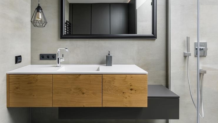 Frontansicht asymmetrischer Waschtisch mit Echtholz und Lackierung, rechteckiger Spiegel, Industriestil