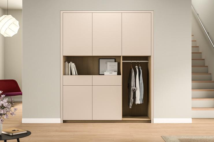 Maßgefertigter Einbauschrank in cremefarbener Ausführung mit offenen und geschlossenen Bereichen, optimiert für Stauraum im Eingangsbereich eines Hauses.